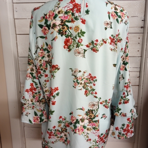 Floral Print Bell Sleeve Top - Picture 3 of 11